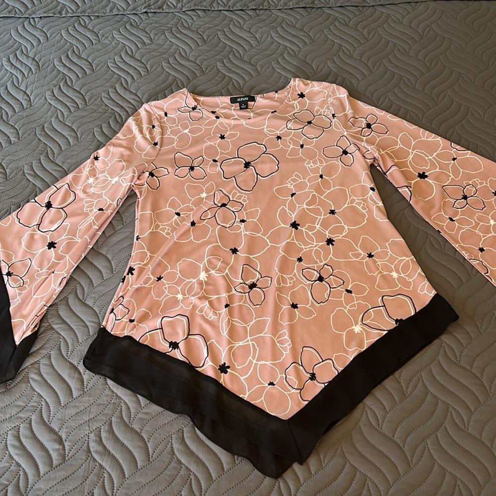 EUC - 💕 Alfani Blush Floral Top with Black Accents